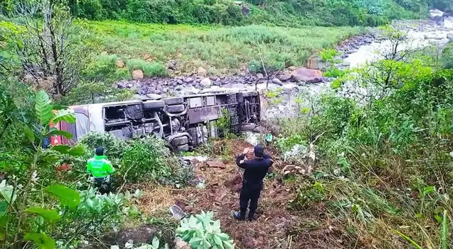 Bus interprovincial con ruta Arequia a Puerto Maldonado cae a avismo. Bus interprovincial con ruta Arequia a Puerto Maldonado cae a avismo.