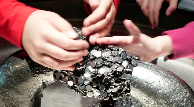 El menor se tragó unos imanes pequeños y presentó dolor abdominal.