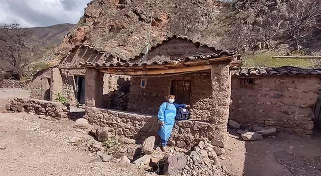 Personal de vacunación recorre los pueblos de Ayacucho.