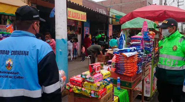 En el lugar, se observó que los pesos de las bolsas de detergente no coincidían con los gramos establecidos del empaque.