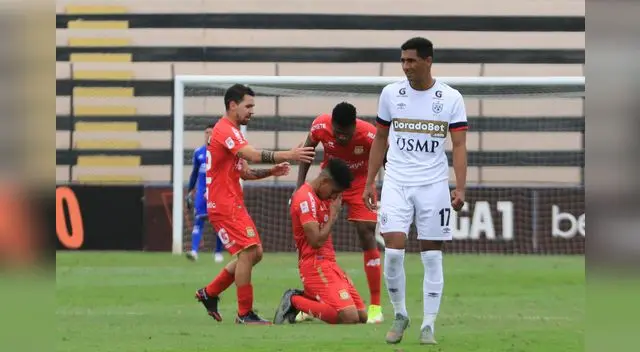 Hugo Ángeles de Sport Huancayo celebra su gol de chalaquita en la victoria 3-1 ante la San martín