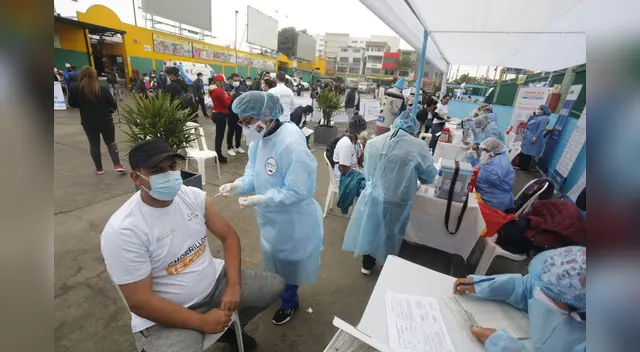 Vacunación es masiva en vacunatorios del país. Vacunación es masiva en vacunatorios del país.