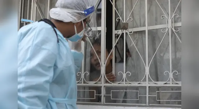 Diresa pide que menores usen escudos faciales cuando vayan a vacunatorios.