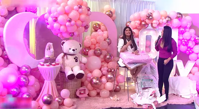 Ivana Yturbe se emocionó con tiernos presentes.