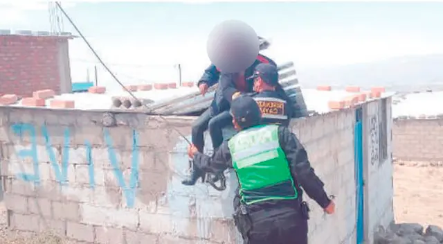 Mujer tuvo que ser rescatada por la Policía Nacional y serenos de Cayma tras el aviso de una niña. Mujer tuvo que ser rescatada por la Policía Nacional y serenos de Cayma tras el aviso de una niña.
