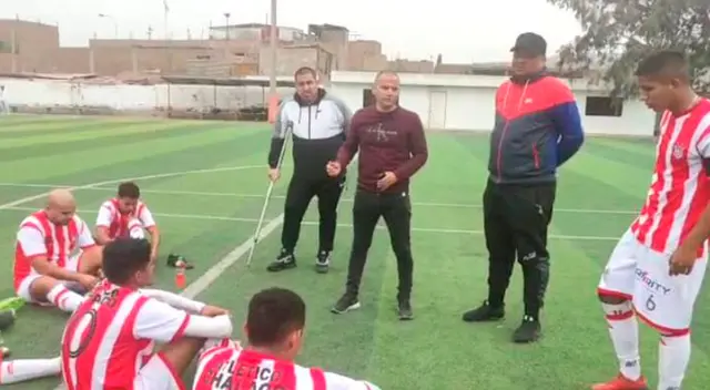 Omar Zegarra dando indicaciones a sus pupilos del Atlético Chalaco