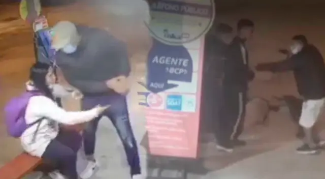 Delincuentes roban jóvenes en exteriores de una tienda y huyen en un auto negro.