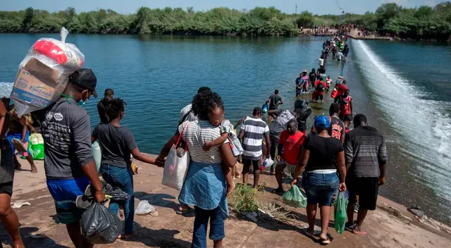 EE.UU. ha iniciado con la deportación de migrantes haitianos en Texas.