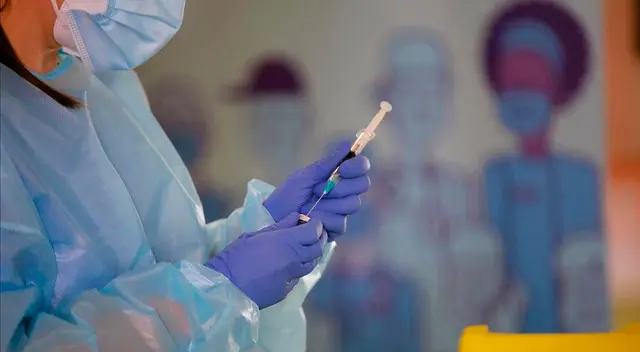 La enfermera tuvo que ser llevada a un hospital por los múltiples golpes. La enfermera tuvo que ser llevada a un hospital por los múltiples golpes.