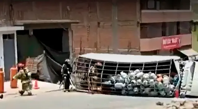 Bomberos acudieron a la zona para atender la emergencia. Bomberos acudieron a la zona para atender la emergencia.