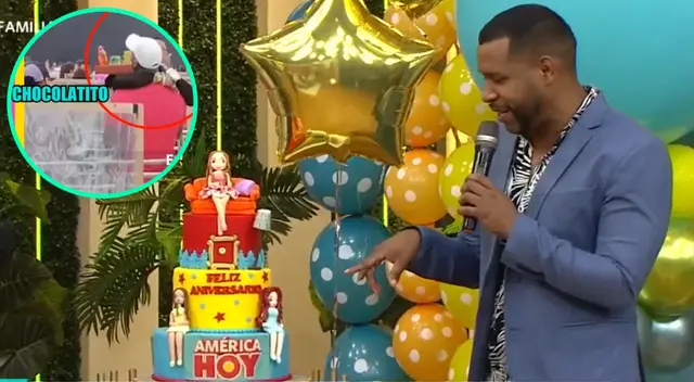 Las conductoras de América Hoy estaban retratadas en la torta, y no evitaron bromearle a Edson Dávila, recordando su acercamiento con Alejandro Pino. Las conductoras de América Hoy estaban retratadas en la torta, y no evitaron bromearle a Edson Dávila, recordando su acercamiento con Alejandro Pino.