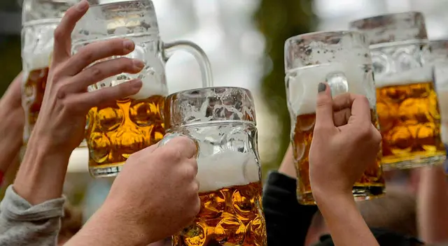 La compañía regala tres latas gratis de cerveza para que se vacunen. La compañía regala tres latas gratis de cerveza para que se vacunen.