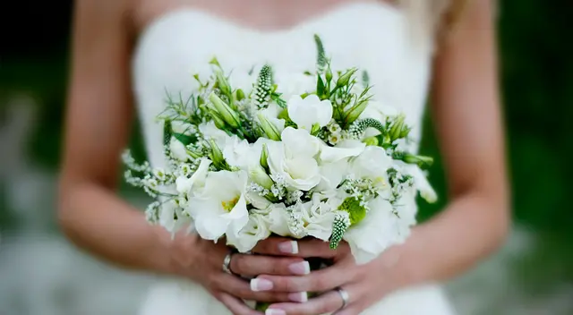 La mujer tenía un ramo de flores durante la homilía.