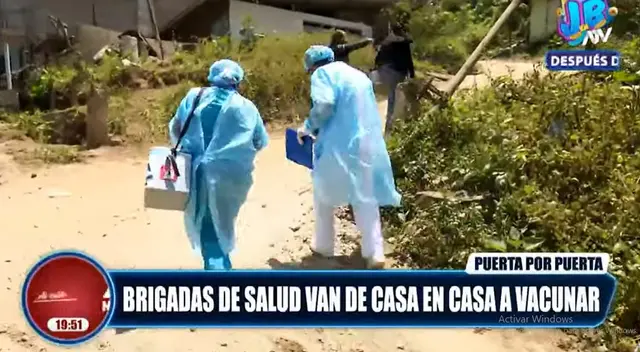 COVID-19: brigadas de salud van de casa en casa a vacunar