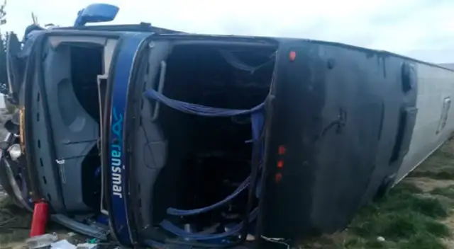 Bus termina volcado a la altura del kilómetro 65 de la Carretera Central