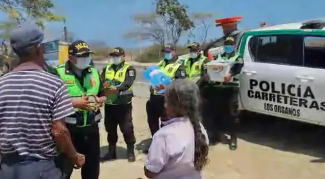 Personas de la tercera edad reciben ayuda de policías en Piura. Personas de la tercera edad reciben ayuda de policías en Piura.