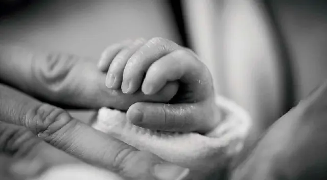 La bebé de un mes de nacida fue dejada por sus padres en una tubería.