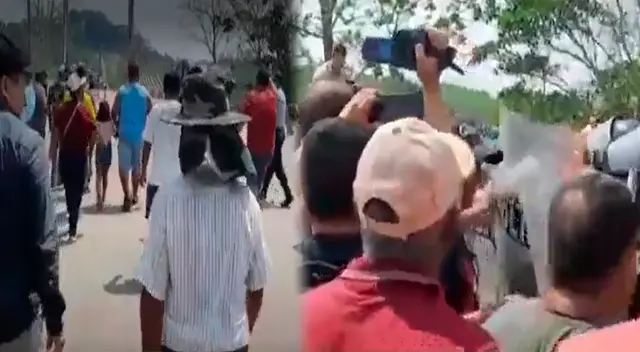 Ciudadanos peruanos y brasileros se enfrentaron a policías por reabrir pase fronterizo Ciudadanos peruanos y brasileros se enfrentaron a policías por reabrir pase fronterizo