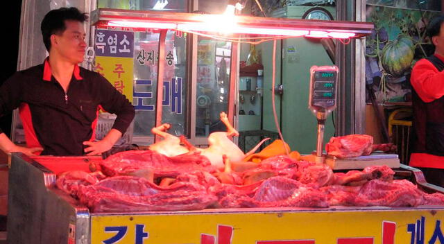 Los mercados de Corea del Sur ofrecen carne de perro. | FUENTE: Difusión.   