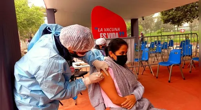 La vacuna del COVID es una barrera más de protección ante sus efectos. La vacuna del COVID es una barrera más de protección ante sus efectos.