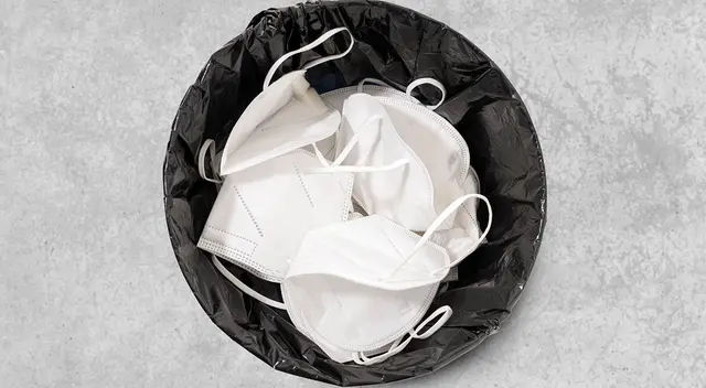 Miles de mascarillas usadas han terminado en el mar, pero existe otra manera de sacarle provecho a estos artículos Miles de mascarillas usadas han terminado en el mar, pero existe otra manera de sacarle provecho a estos artículos