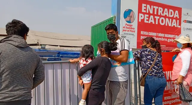 Vacunatorio en Carabayllo no respeta las colas preferenciales. Vacunatorio en Carabayllo no respeta las colas preferenciales.