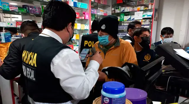 La PNP en plena intervención a la botica La PNP en plena intervención a la botica