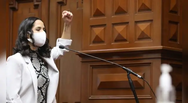 Sigrid Bazán arremete contra el dictador Alberto Fujimori. Sigrid Bazán arremete contra el dictador Alberto Fujimori.