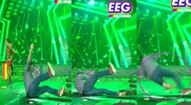 Gian Piero Díaz cae de bruces al piso al resbalarse durante juego.