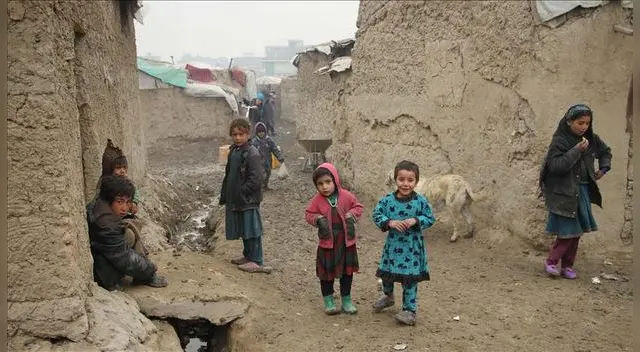 Los niños en Afganistán están muriendo en hospitales a causa del hambre. Foto: AFP/Referencial