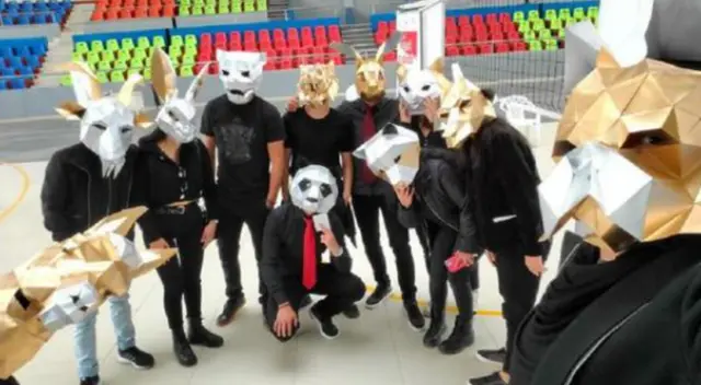 Huancavelica: jóvenes asisten a vacunarse disfrazados de personajes de “El juego del calamar”