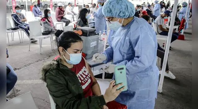 Minsa aseguró que aún no se vacunará a menores de 21 años Minsa aseguró que aún no se vacunará a menores de 21 años