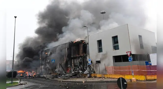 Así quedó el edificio tras el impacto del avión en Italia, felizmente se encontraba vacío en el impacto.