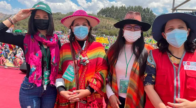 Parte de la bancada y del gabinete se tomó foto en el majestuoso Sacsayhuamán.
