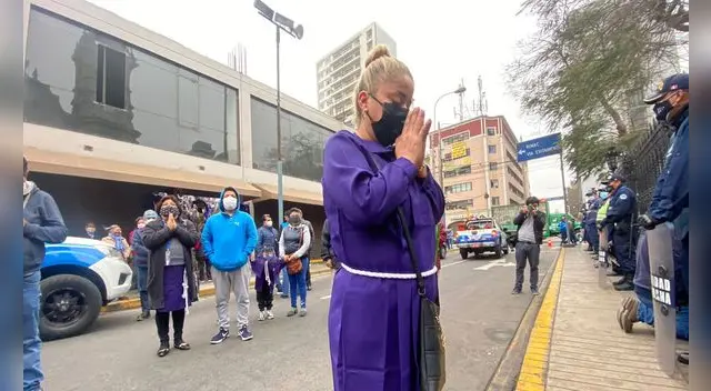 Fieles llegaron con rosas e imágenes para la veneración del Señor de Los Milagros. Foto: Raúl Egúsquiza / URPI-LR Fieles llegaron con rosas e imágenes para la veneración del Señor de Los Milagros. Foto: Raúl Egúsquiza / URPI-LR