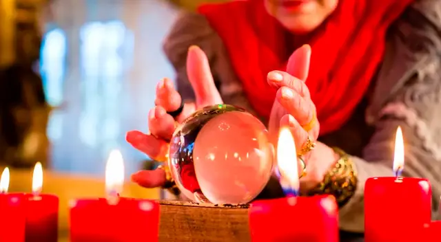 La vidente le dijo al hombre que tenía una maldición. La vidente le dijo al hombre que tenía una maldición.