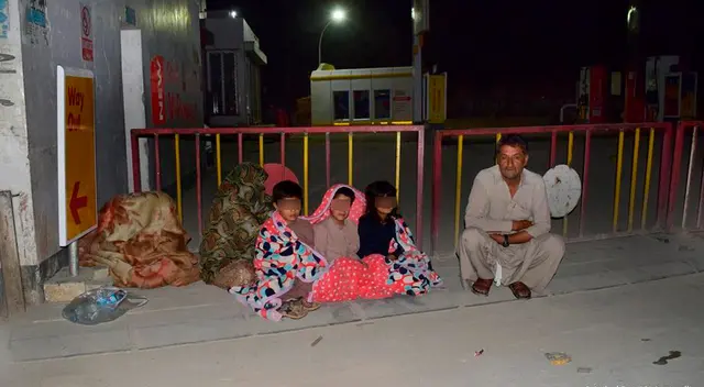 Una familia se reúne fuera de su casa después de que el fuerte terremoto golpeara la zona, en Quetta.