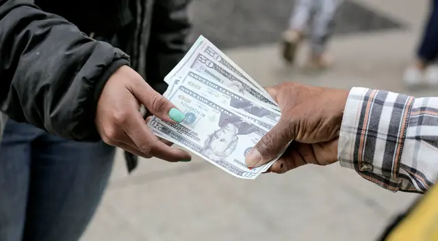 Precio del dólar podría bajar a S/ 4.10, según estimó el economista Guido Pennano. Precio del dólar podría bajar a S/ 4.10, según estimó el economista Guido Pennano.