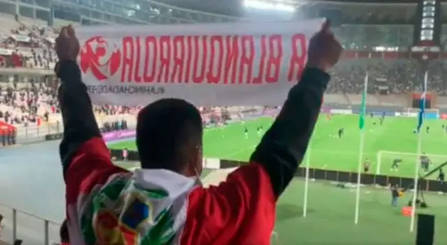 Hinchas cantan Contigo Perú Hinchas cantan Contigo Perú