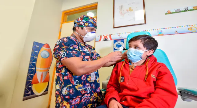 Deben ser evaluados, porque el uso indiscriminado de audífonos dañan la audición