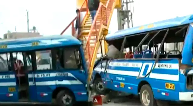 Coaster se empotró contra un puente peatonal