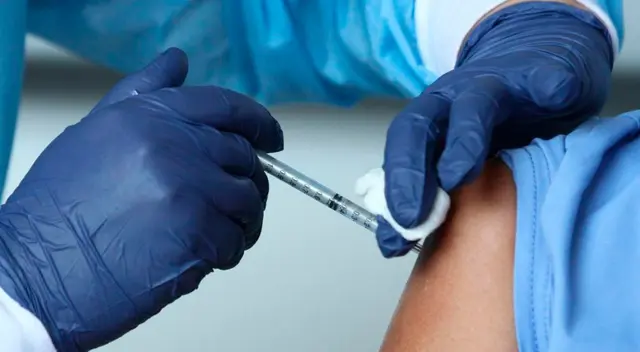 Las vacunas Sinopharm y Sinovac deben tener tres dosis, asegura experto de la OMS.