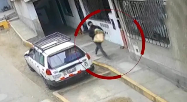 Delincuente robó en bodega costar de panes y corre para que no lo alcancen.
