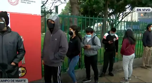 Jóvenes vienen acudiendo al vacunatorio de Campo de Marte, en Jesús María, para recibir su primera dosis contra la COVID-19.