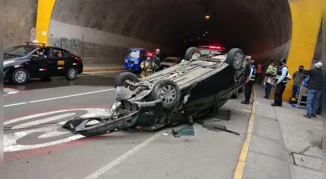 Auto ocasionó violento accidente en el túnel Santa Rosa