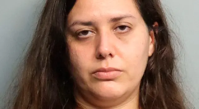 La mujer de 33 años le pidió a un hombre que cuidara a la niña mientras iba al baño.