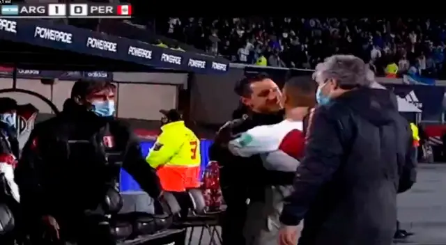 Gianluca Lapadula abraza y consuela a Yoshimar Yotún Gianluca Lapadula abraza y consuela a Yoshimar Yotún