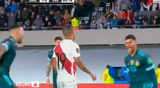 Yoshimar Yotún no pudo recomponerse tras fallar el penal. Otamendi y Romero se burlaron de él.