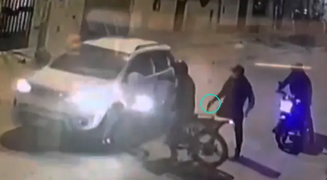 Conductor frustró intento de robo tras acelerar su auto que estaba en la mira de los hampones.