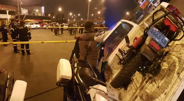Dos hombres mueren tras ser arrollados por un camión en La Victoria.